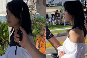 IU现身法国戛纳街头露香肩获专人撑伞遮阳