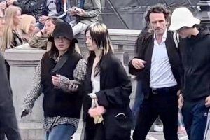 马思纯现身伦敦街头腹部隆起