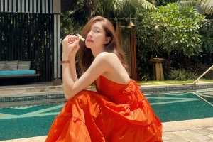 江疏影晒夏日度假写真 穿橙色吊带长裙明艳动人