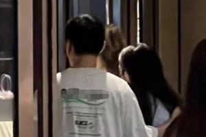 王思聪带女友逛街被偶遇 一路搂肩牵手亲密十足