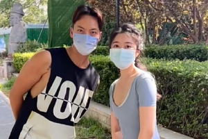 陈伟霆做核酸被网友偶遇 弯腰配合路人合影