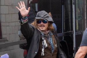 德普诉前妻诽谤胜诉后现身街头 带着吉他笑容满面