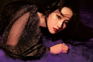 刘亦菲穿深V纱裙冷艳妩媚 烟熏妆+红唇眼神迷人