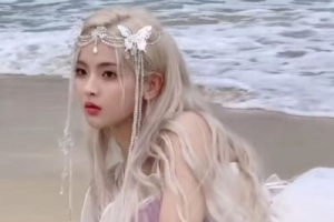 杨超越海的女儿银发造型 着纱裙搭蝴蝶发饰梦幻