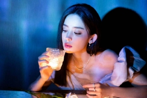 娜扎穿一字肩礼服秀迷人锁骨 颜似芙蓉清逸脱俗