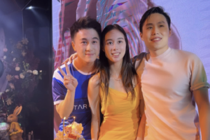 何猷君现身派对为妹妹何超欣庆生