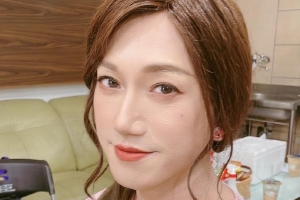 吴慷仁最新女装造型头扎卷发马尾