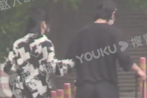 沈月回小区后获男友迎接回家