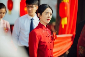 赵丽颖新剧开播红色婚服剧照表情生动状态好