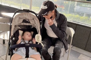 85岁谢贤外出吃饭被偶遇 亲切逗娃状态好