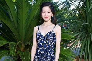 章泽天现身巴黎晚宴 一袭波点吊带裙身形消瘦