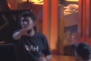 林更新与长发美女深夜聚餐 饭后派车送友人离开