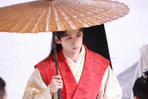 白敬亭《长风渡》最新路透 一身红衣雪中撑伞