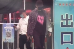 汪铎和女子一起做核酸被拍 一前一后同回公寓