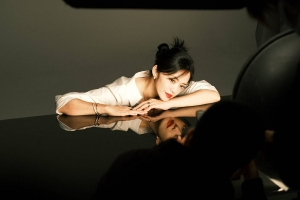 姚晨侧拍花絮曝光 白衬衫丸子头造型知性优雅