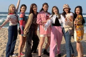 少女时代合体一字排开出镜 成员海边出游感情好