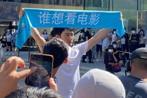 网友偶遇黄轩三里屯拍戏