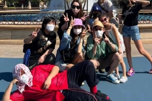 陈冠希晒全家游迪士尼照片女儿可爱俏皮