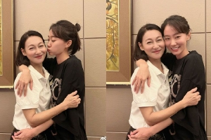 何超莲窦骁出游 两人互相依偎甜蜜恩爱