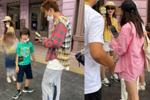 霍思燕一家游环球影城 嗯哼长高愈发帅气