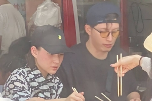 何超莲窦骁出游 两人互相依偎甜蜜恩爱