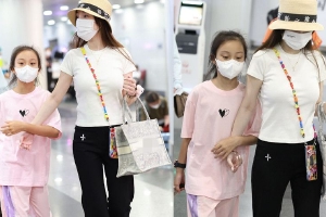 李小璐牵女儿现身 甜馨身高超过妈妈肩膀