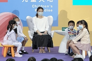 郭晶晶出席书展活动 霍启刚带家人到场支持