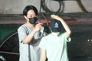 金妍儿曝恋情 与小5岁高祐琳雨中漫步