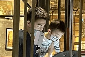 何猷君独自带儿子逛街尽显父爱