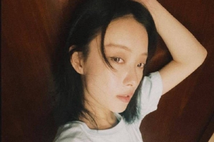 倪妮晒清冷感怼脸自拍照化身钓系美人