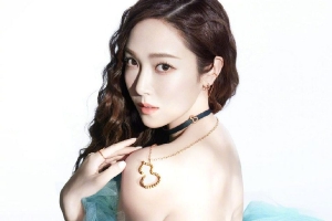 郑秀妍一袭蓝色抹胸裙秀美背好迷人