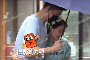 孙杨现身张豆豆老家 两人牵手搂肩举止亲密