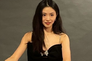 刘浩存亮相青年电影手册盛典笑容甜