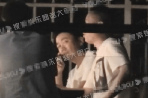 王宝强与友人户外聚餐吞云吐雾