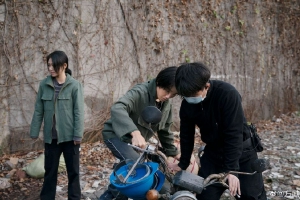 王俊凯断桥新剧照小露身手修电驴