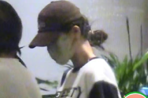 杨紫张晚意邓为深夜聚餐 三人同款插兜姿势离开