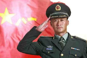 吴京建军节再配《特种兵》剧照向军人致敬