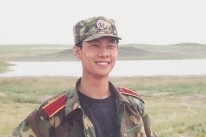 张译晒当兵旧照祝战友们节日快乐