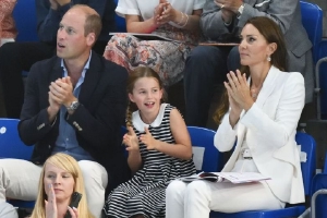 威廉王子夫妇携女儿看比赛 夏洛特公主梳麻花辫