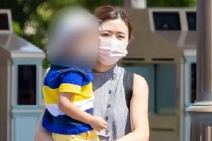 福原爱带儿子迪士尼游玩母爱满满