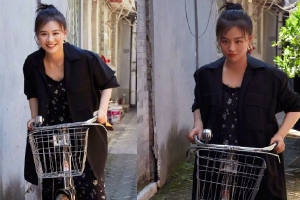 马思纯晒老胡同随拍骑自行车文艺清新