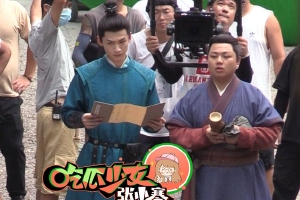 白敬亭《长风渡》路透一袭蓝衣利落帅气