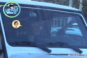 马思纯开豪车等红灯时朝窗外扔东西