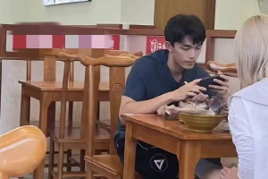 吴磊餐厅吃面被偶遇埋头看手机
