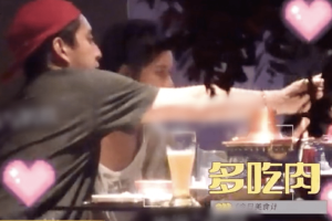 王大陆蔡卓宜开心对视捏脸互动超甜