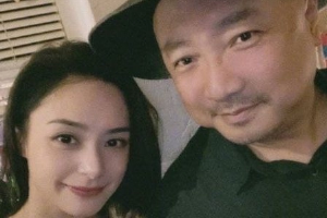 钟欣潼晒好友聚会九宫格徐峥等欢乐亮相