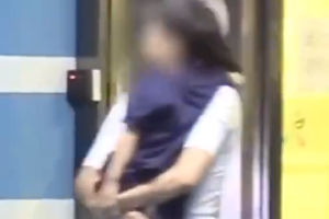 章子怡抱儿子外出被拍尽显母爱