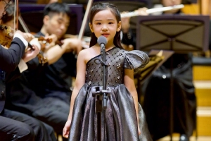 董璇晒女儿小酒窝交响音乐会演出照