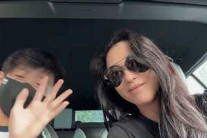 张柏芝亲自开车送儿子上学温馨十足