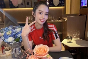 郎朗老婆吉娜晒28岁庆生照精致美艳